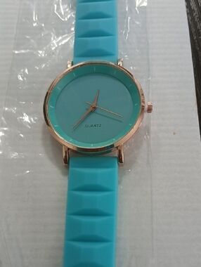 Quartz Women's Turquoise Silicone Strap Watch - Unbranded